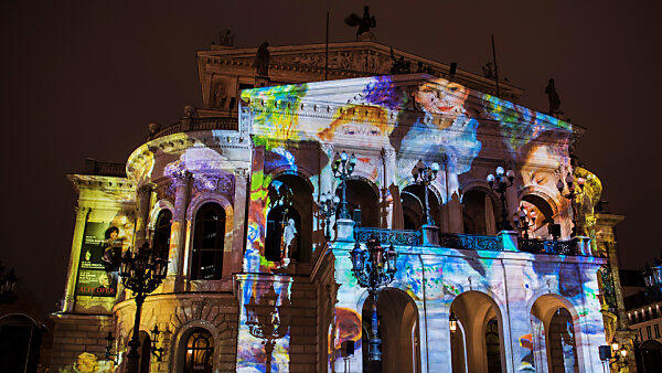 Lichtinstallation auf der Oper in Frankfurt