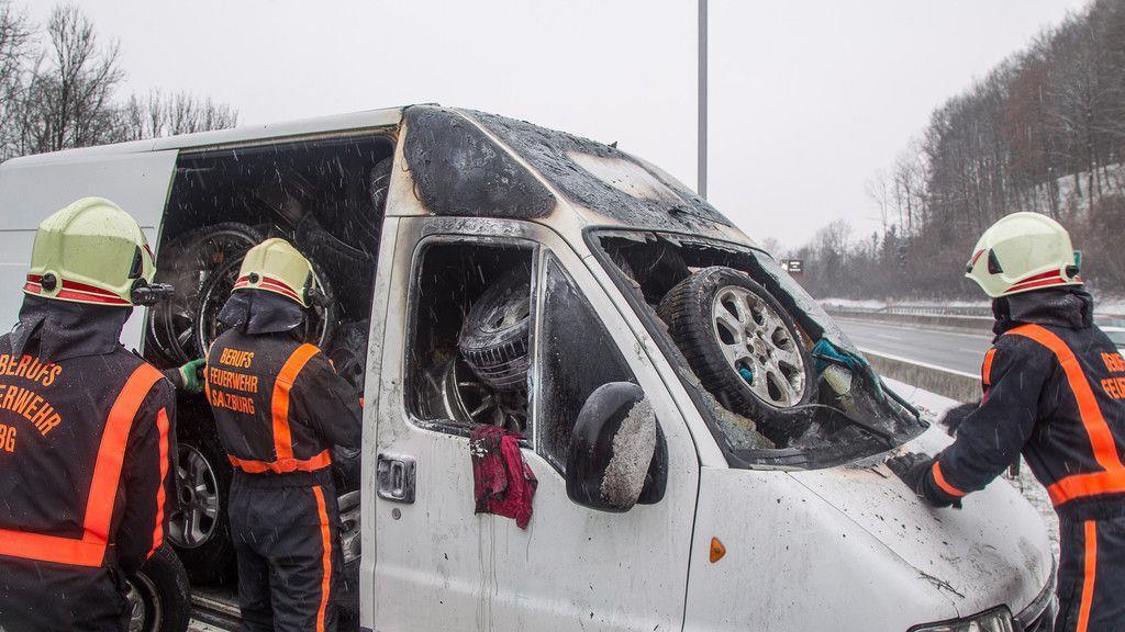 A1: Kleintransporter brennt auf Raststation Söllheim