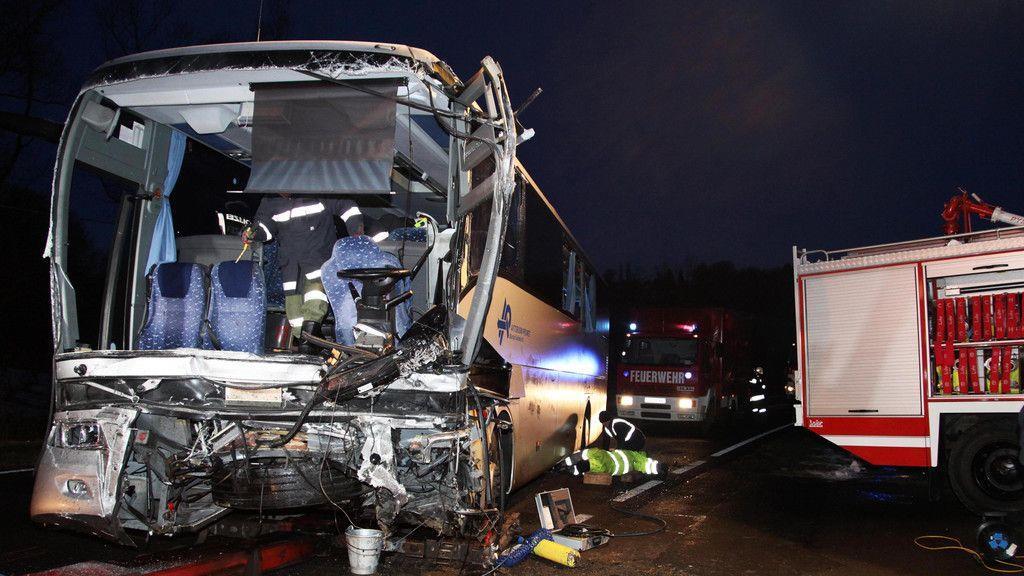 Pkw vs. Bus: Horror-Crash im Südburgenland fordert zwei Tote