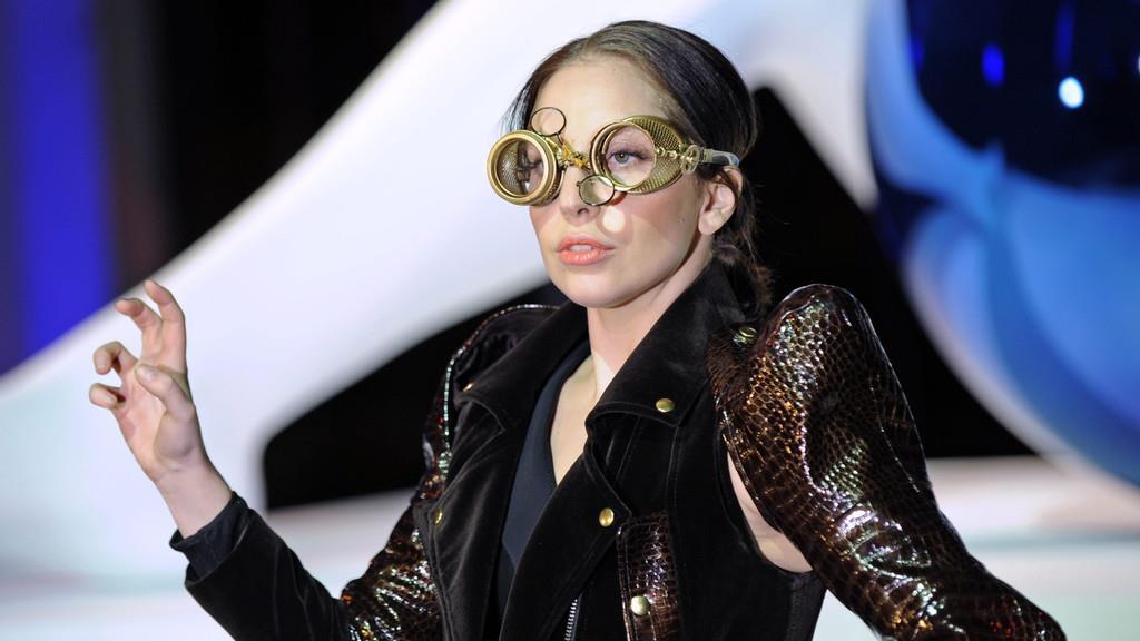 Lady Gaga in fliegendem Kleid