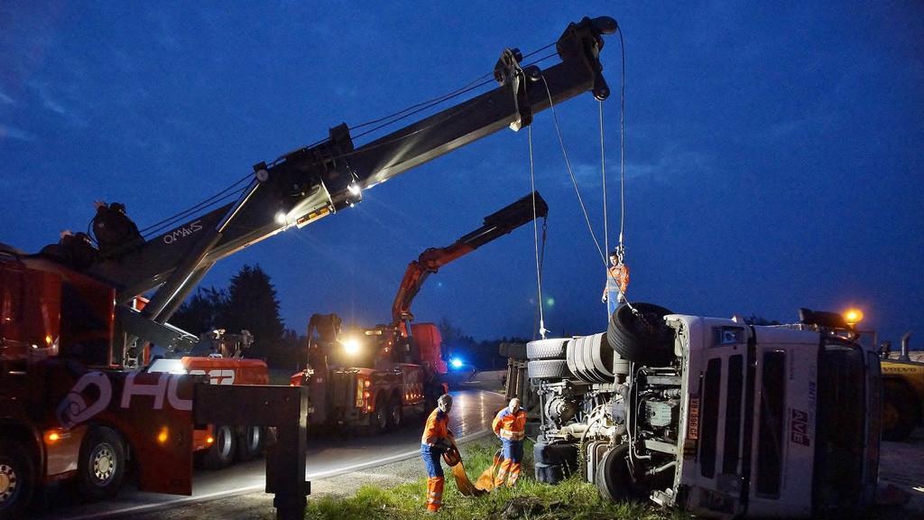 Lkw kippt auf A1 um