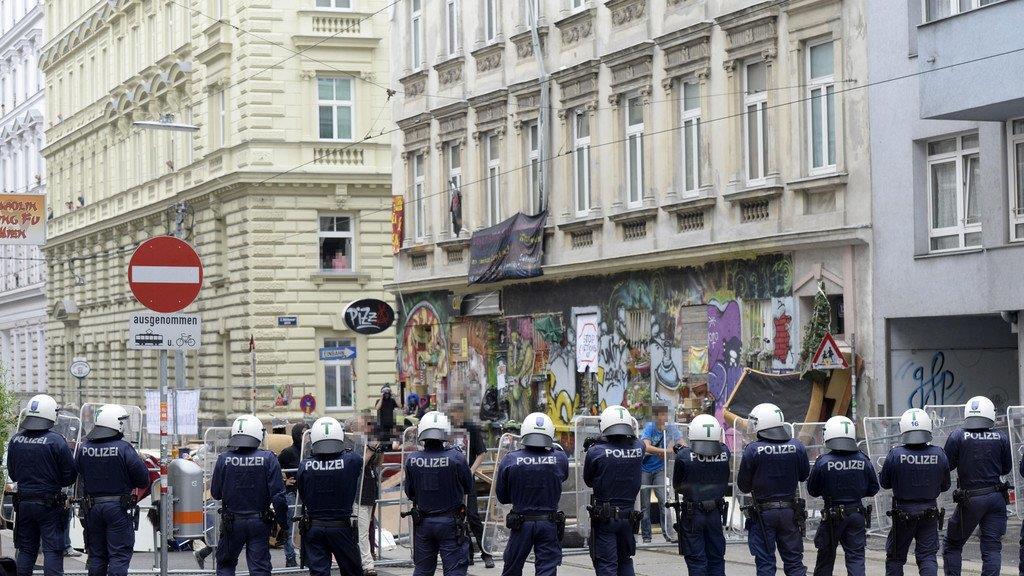 Räumung in der Mühlfeldgasse: Polizeieinsatz