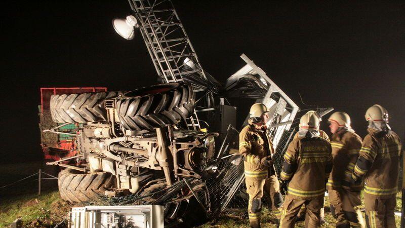 Die Freiwillige Feuerwehr Straßwalchen und Löschzug Haidach übernahmen die Berge- und Aufräumarbeiten.