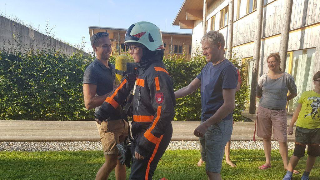 Laufende Feuerwehrmänner besuchen schwer kranke Kinder