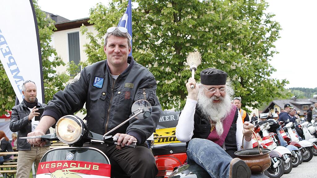 Der Dekan im Beiwagen.