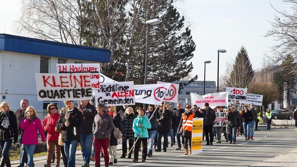 200 Personen demonstrieren gegen Asyl-Großquartier in Straniakstraße