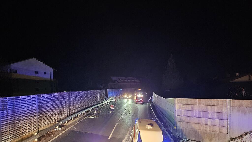 Unfall verwandelt B145 in Bad Ischl in Trümmerfeld