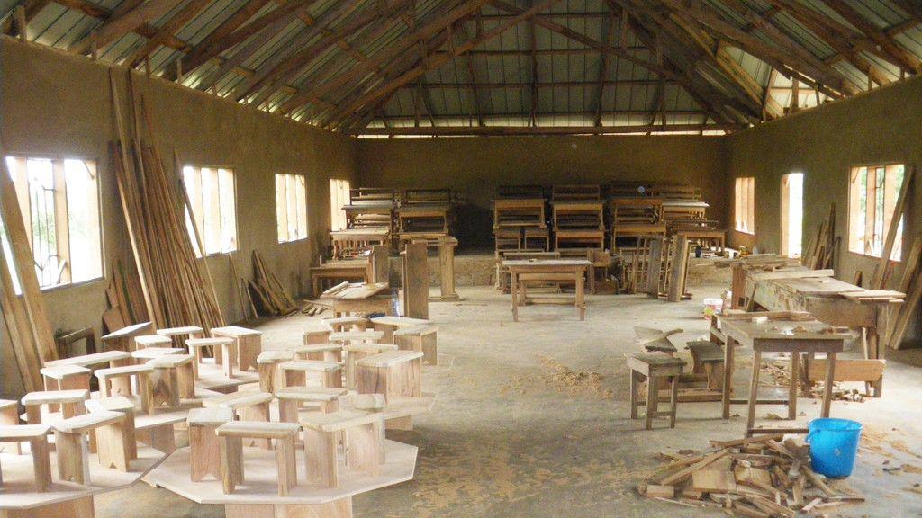 Lehrer baut Schulbänke in Ghana