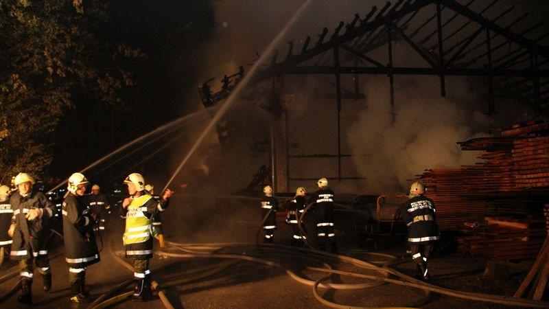 Sägewerk in Vollbrand: Löscharbeiten