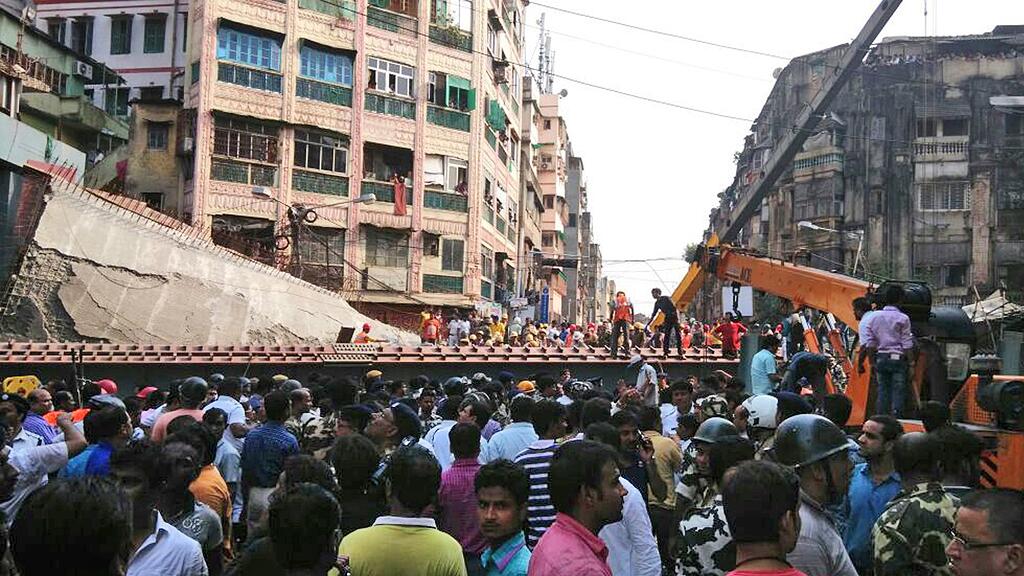 Brückeneinsturz in Kolkata - zahlreiche Tote befürchtet.