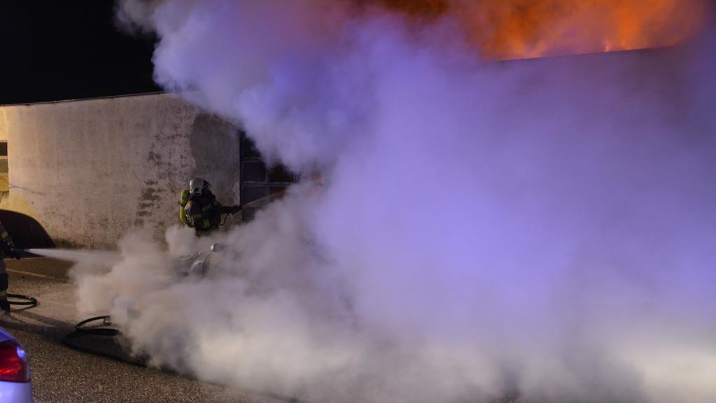 Fahrzeuge bei Garagenbrand in Rif zerstört