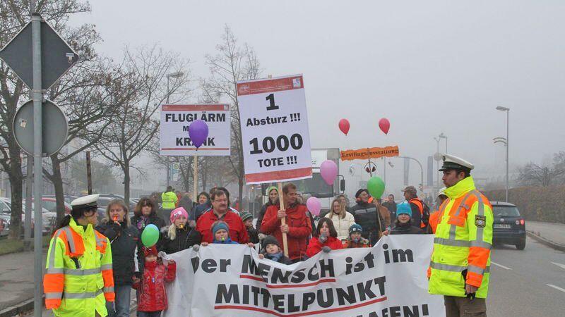Etwa 300 Demonstranten formierten sich am Samstag in Freilassing um gegen den Fluglärm zu protestieren.