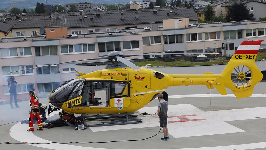 Einsatz\u00fcbung mit brennendem Hubschrauber
