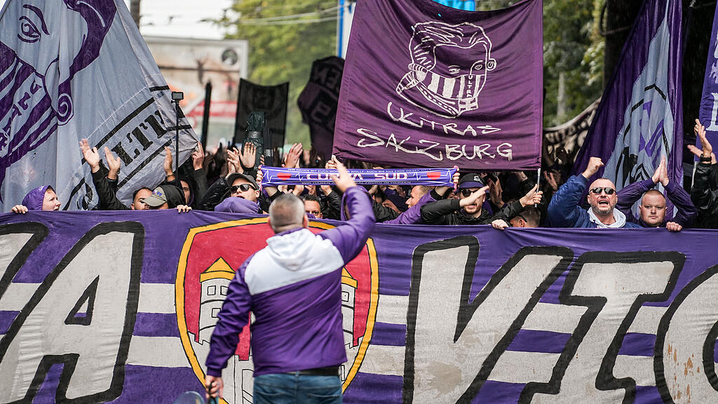 Die Fans von Austria Salzburg beim Fanmarsch vor dem Zweitliga-Spiel gegen den FC Liefering.