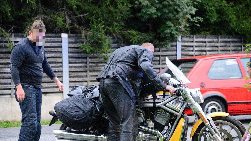 Harley-Fahrer schleudert in Gegenverkehr