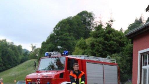 Aufräumen auf der B305 bei Gollenbachbrücke
