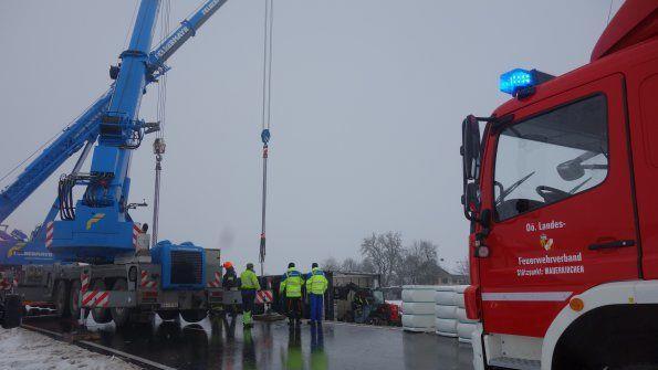 Lkw kippt um und verliert Diesel