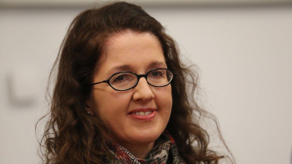 Monika R. tritt vor Medien