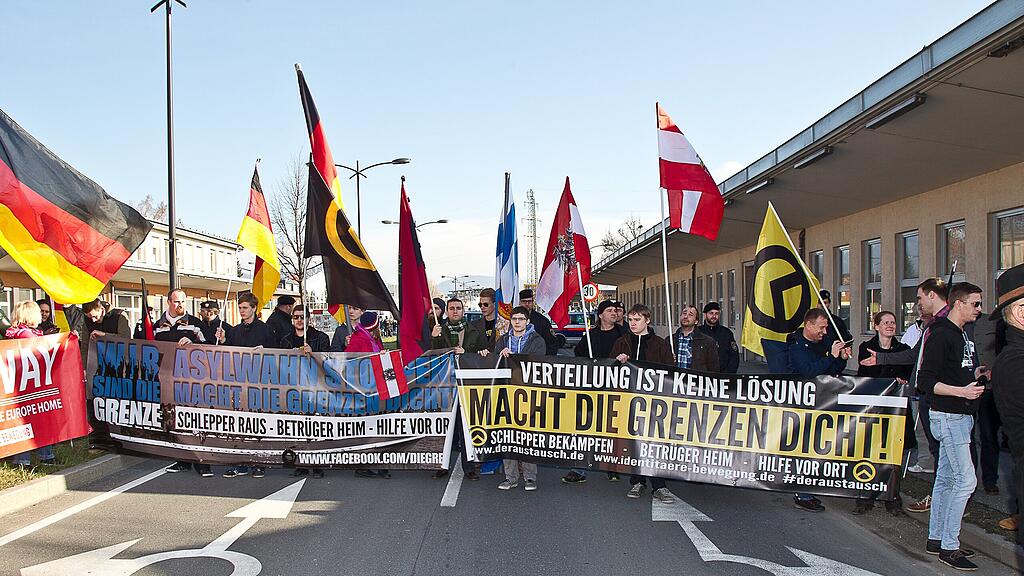 Die Demonstranten zogen von Freilassing in Richtung Saalachbrücke und Salzburg.