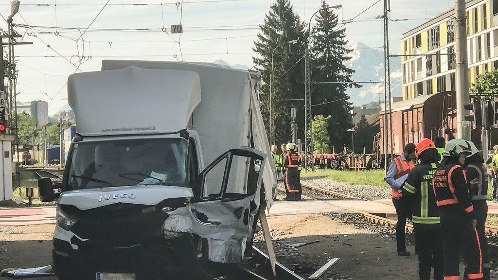Klein-Lkw gegen Zug in Itzling