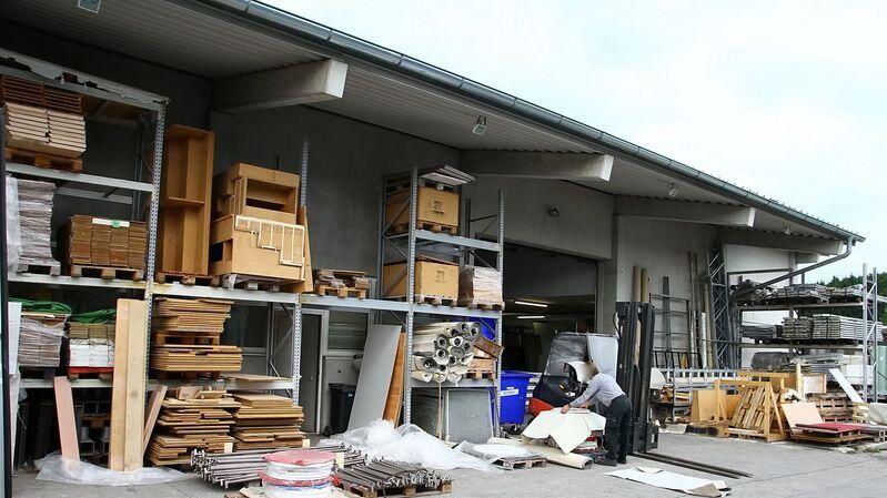 Eine 100 Kilo schwere Spanplatte traf in Neumarkt einen Arbeiter.