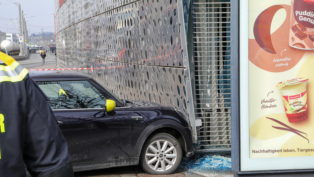 Auto Contra Hausmauer Itzling