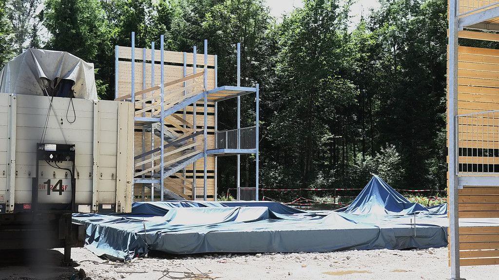 Holzhäuser in der Alpenstraße: Lokalaugenschein auf Baustelle
