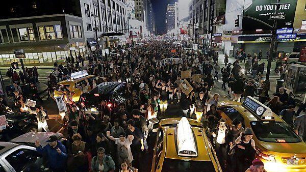 Zahlreiche Demonstranten auf New Yorks Straßen