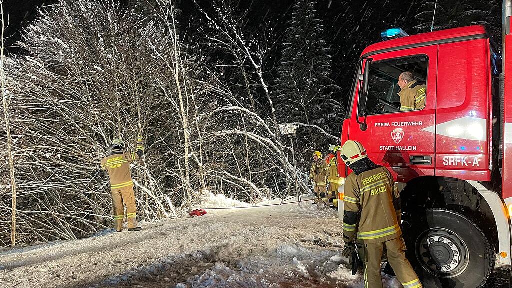 Autolenker rettet sich vor Sturz in Wiestalstausee