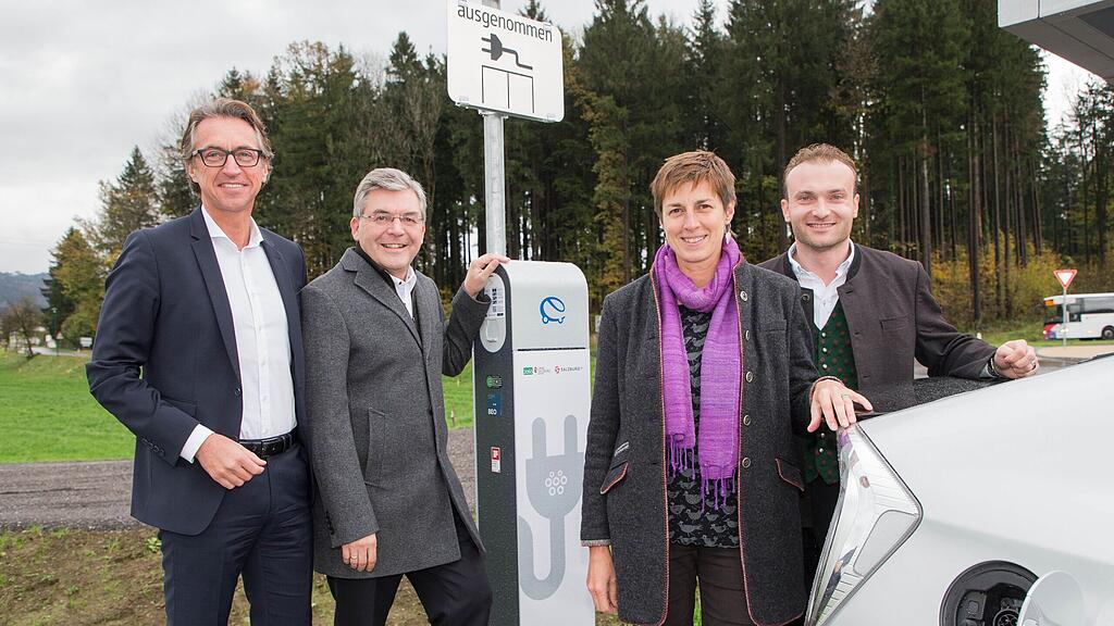 Leo Schitter, Landesrat Josef Schwaiger, Landeshauptmann-Stellvertreterin Astrid Rössler und Bgm. Friedrich Holztrattner am Montag in Vigaun.