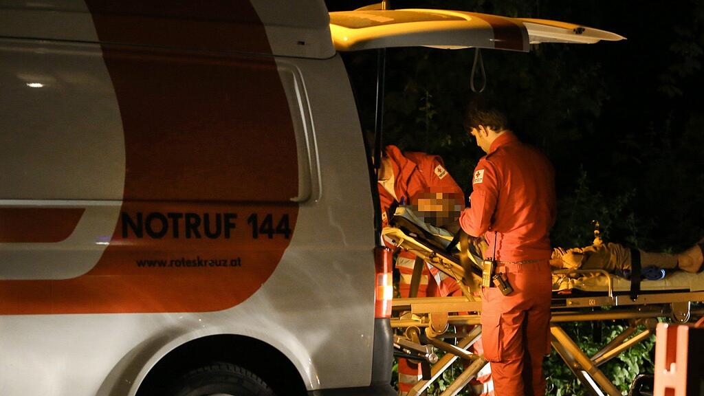 Der schwerverletzte Mann wurde von den Sanitätern ins Krankenhaus gebracht.
