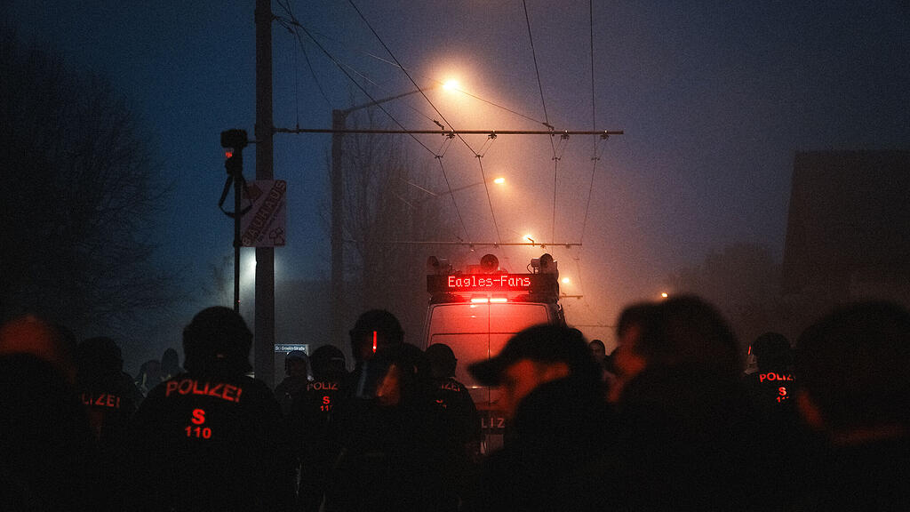 Fanmarsch von Go Ahead Eagles in Salzburg