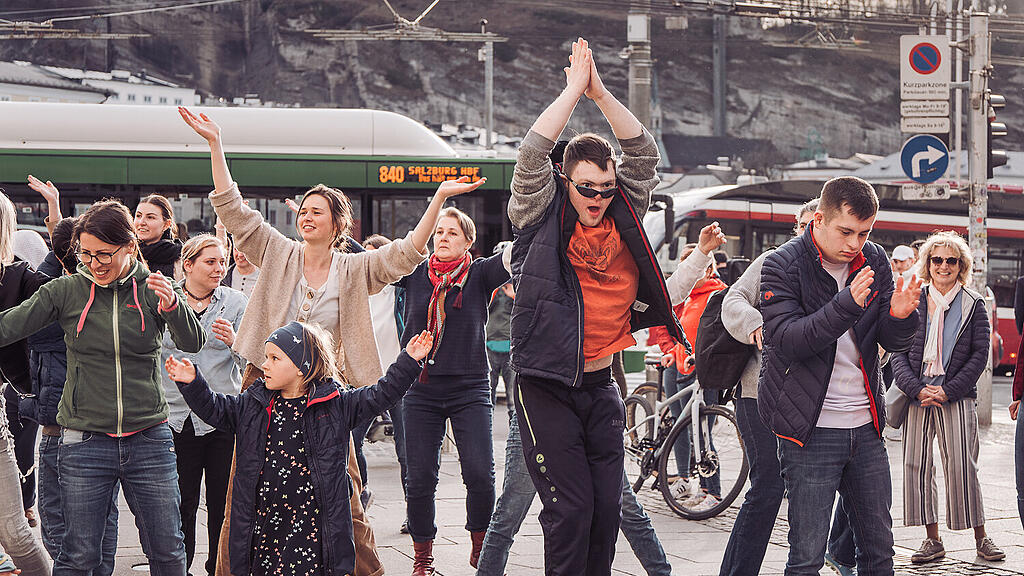 Flashmob-Tanzen am Welt-Down-Syndrom-Tag