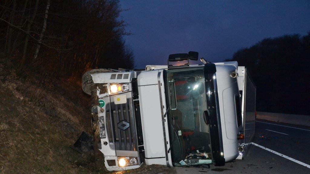Lkw auf der A1 bei Pressbaum umgestürzt