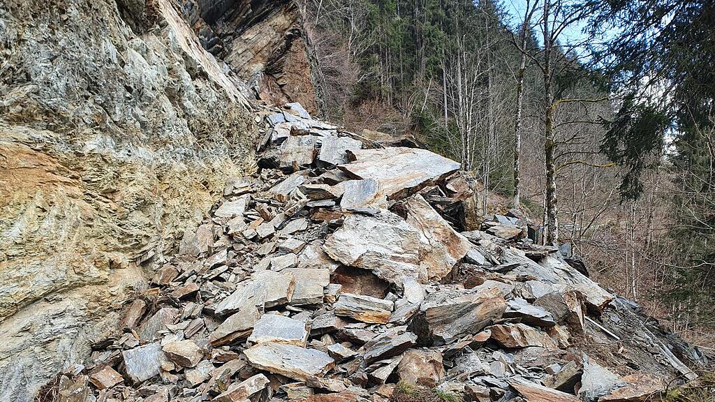 Felssturz in Taxenbach blockiert Straße