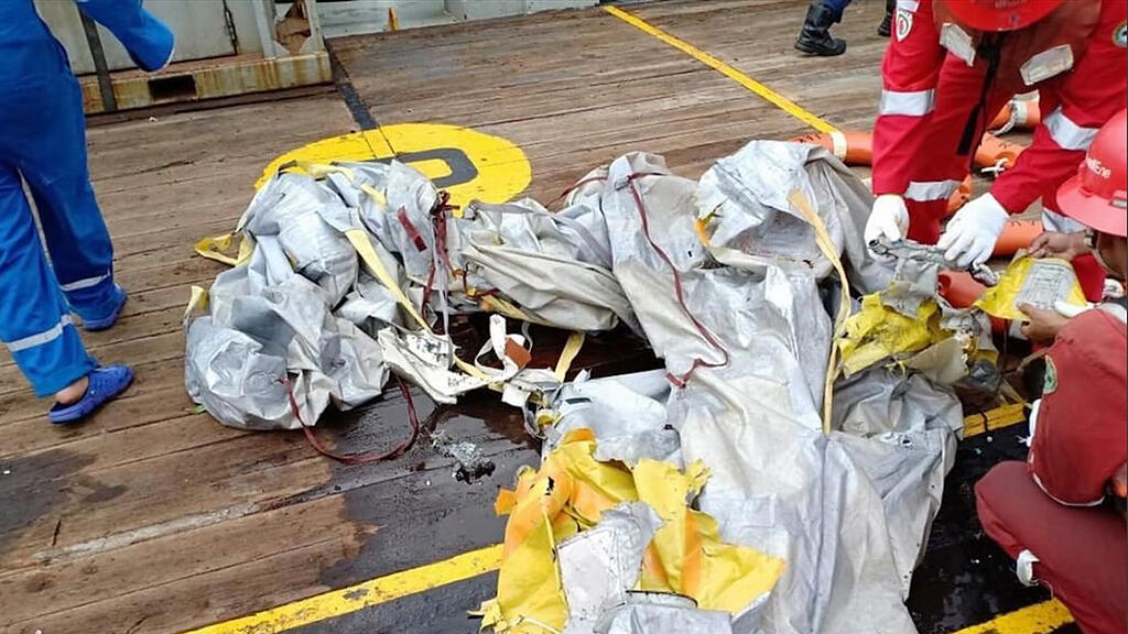 Die Retter fanden Teile aus dem Flugzeug.