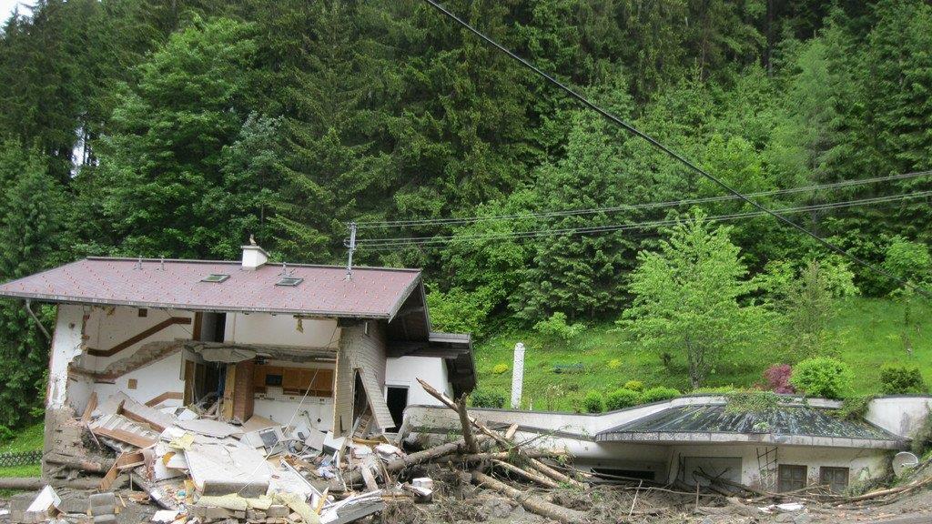 Mure zerstört Haus in Hüttau