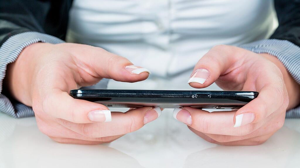 Wer sein Smartphone liebt: #Extremephonepinching