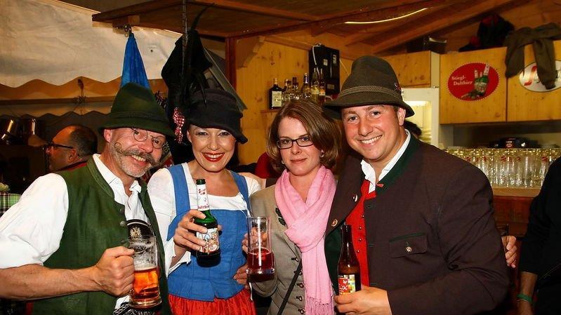 Integration-Grillhuhn-WM auf der Dult, II