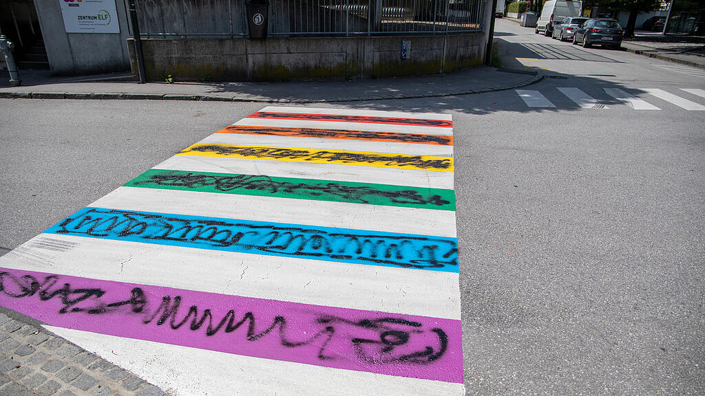 Regenbogen-Zebrastreifen in Liefering beschmiert