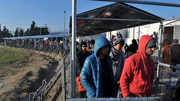Flüchtlinge warten an der Grenze in Idomeni