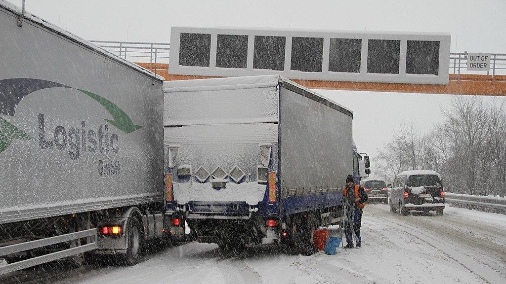 Schnee sorgt für Unfälle und Verkehrschaos: Stau auf der A1