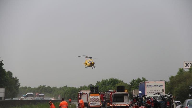 Pkw überschlägt sich auf der A1
