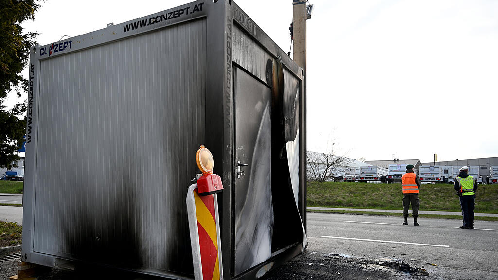 Kontrollstation in Straßwalchen brennt