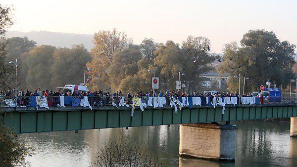 Auf der Innbrücke warten Menschen auf die Einreise nach Deutschland