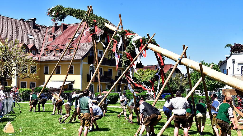 Maibaumaufstellen in Grödig