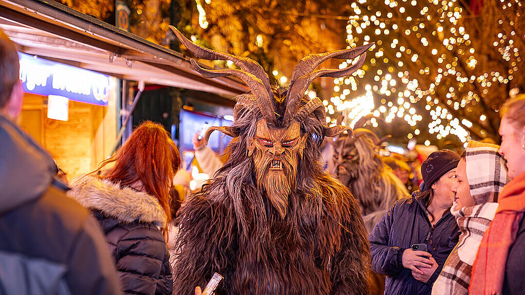 Alt Gnigler Krampusse beim Weihnachtsmarkt am Mirabellplatz