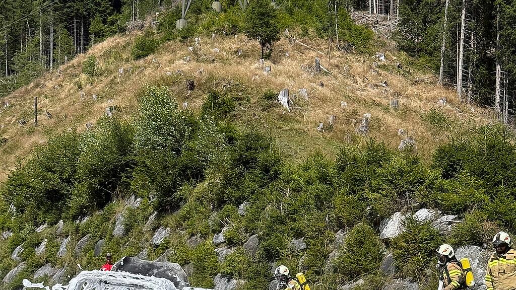 Auto auf B165 in Wald im Pinzgau in Flammen