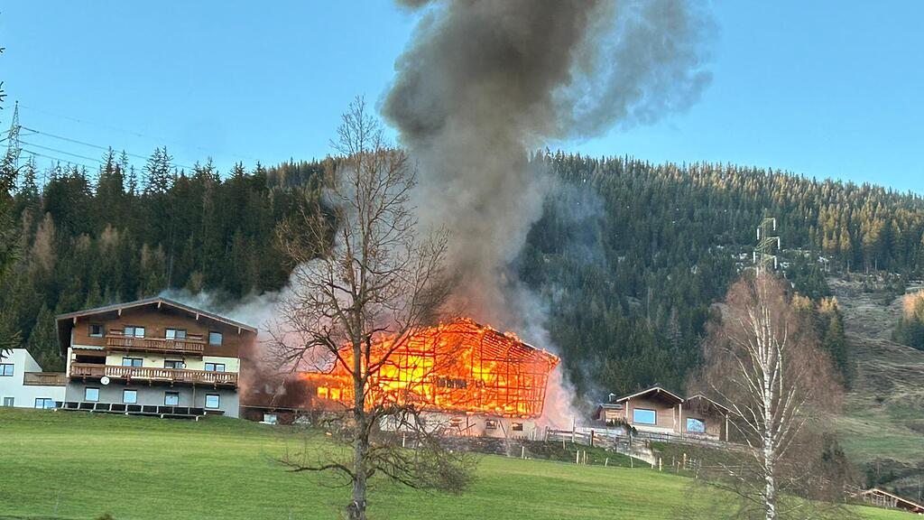 Gro\u00dfbrand auf Bauernhof in Taxenbach