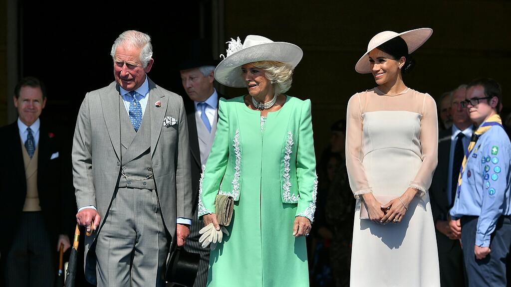 Prinz Charles mit seiner Frau Camilla und Schwiegertochter Meghan.